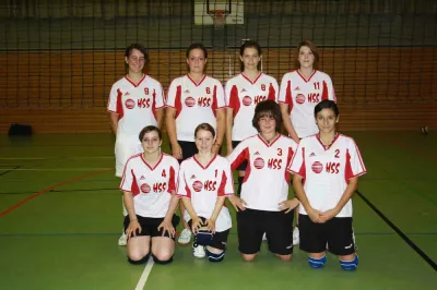 Damenmannschaft in weiß-roten Trikots