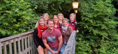 Gruppenfoto auf der Holzbrücke, Generalversammlung 2022