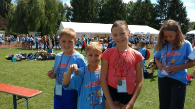 Kinder mit Medaillen auf dem Festgelände in Konstanz