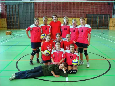 Jugendmannschaft in roten Trikots