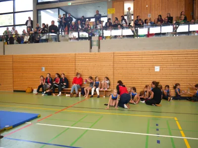 Turnerinnen und Zuschauer in der Halle beim Pokalturnen 2019
