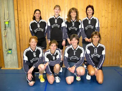 Damenmannschaft in schwarz-weißen Trikots