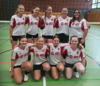 Damenmannschaft in weiß-roten Trikots