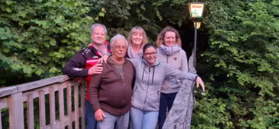 Gruppenfoto auf der Holzbrücke, Generalversammlung 2022
