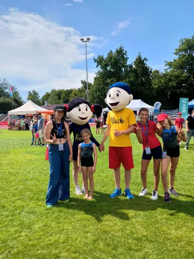 Kinder mit Maskottchen auf dem Festgelände in Bühl