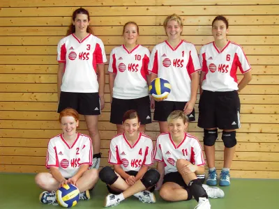 Damenmannschaft in rot-weißen Trikots
