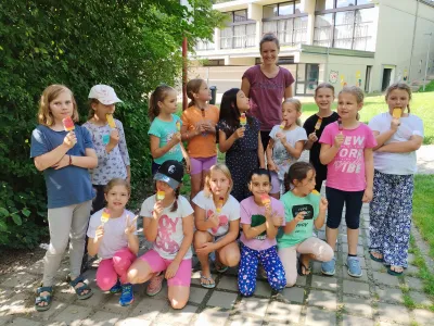 Mädchen mit Eis beim Sommerabschluss 2024