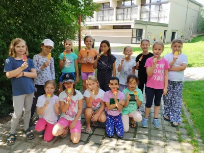 Gruppenfoto der Mädchen 2./3. Klasse beim Sommerabschluss 2024