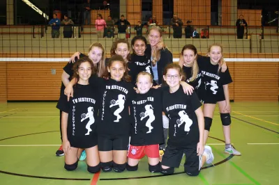 Jugendmannschaft in schwarzen TVJ-Shirts