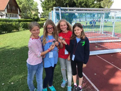 Turnerinnen mit Medaillen am Sportplatz in Konstanz