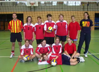 Jugendmannschaft in roten Trikots mit Trainern