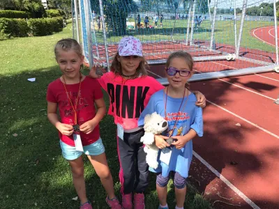 Mädchen mit Medaillen am Sportplatz in Konstanz
