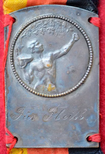 Plakette mit Turnerfigur und Widmung
